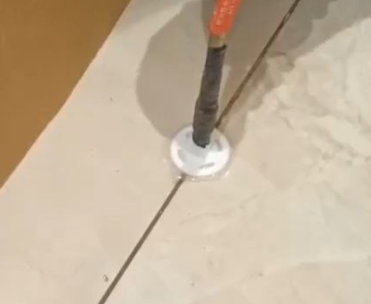 天津市瓷砖空鼓维修公司专业解答瓷砖在铺贴过程中，如果没有涂抹均匀到位的粘结材料（如水泥砂浆或瓷砖胶），可能会导致以下问题