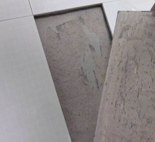 天津市瓷砖空鼓维修公司分享瓷砖铺贴时如果打浆（即涂抹在瓷砖背面和基层上的砂浆或瓷砖胶）过少，会带来以下问题
